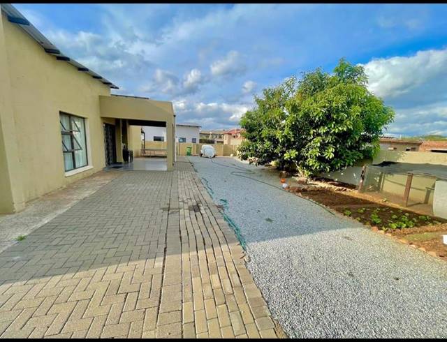 4 BEDROOM HOUSE FOR SALE IN HEUWELSIG ESTATE